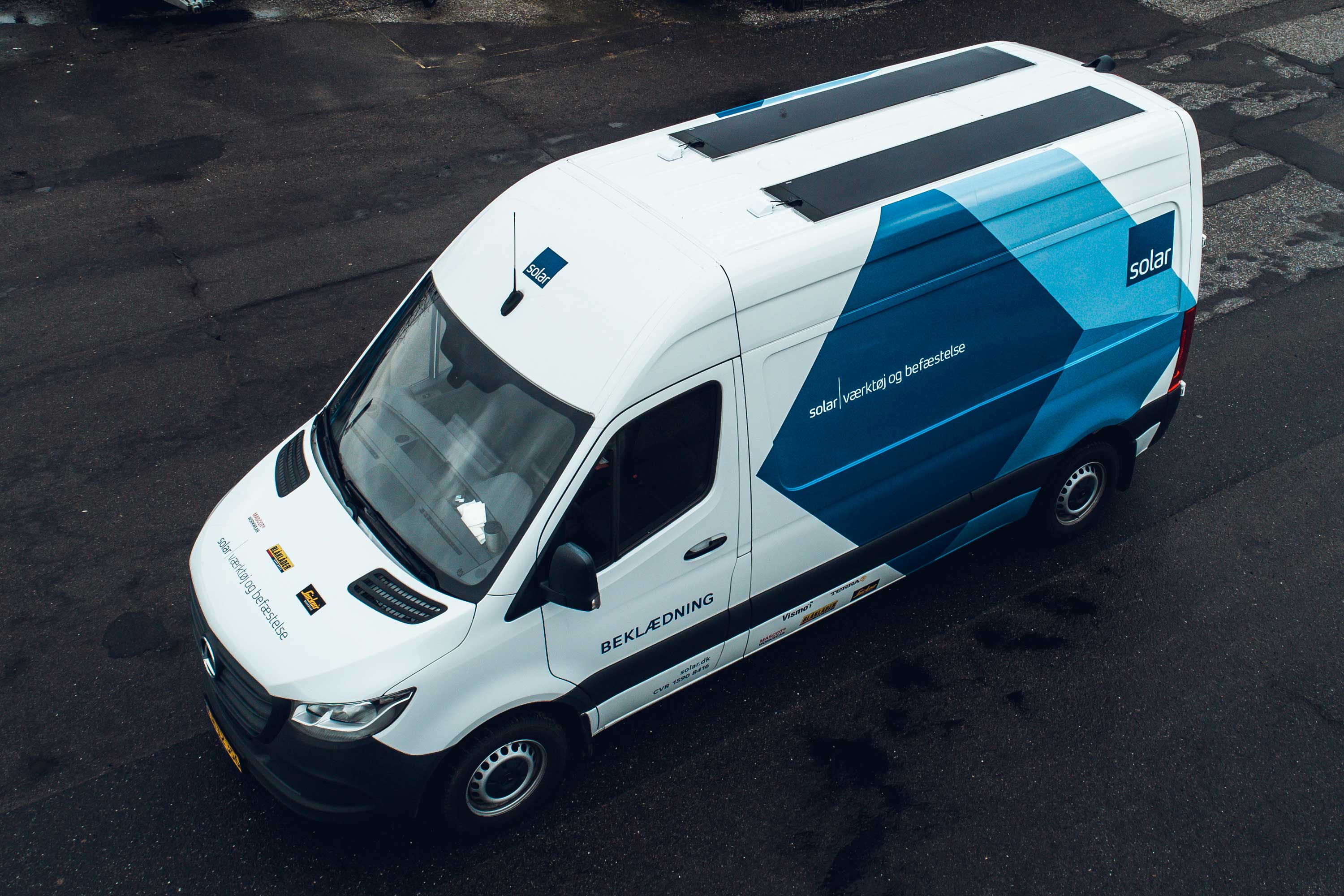 /globalassets/dk/landing-pages/arbejdstojmascot/bekladningsbus-med-solceller-pa-taget_3000x2000.jpg