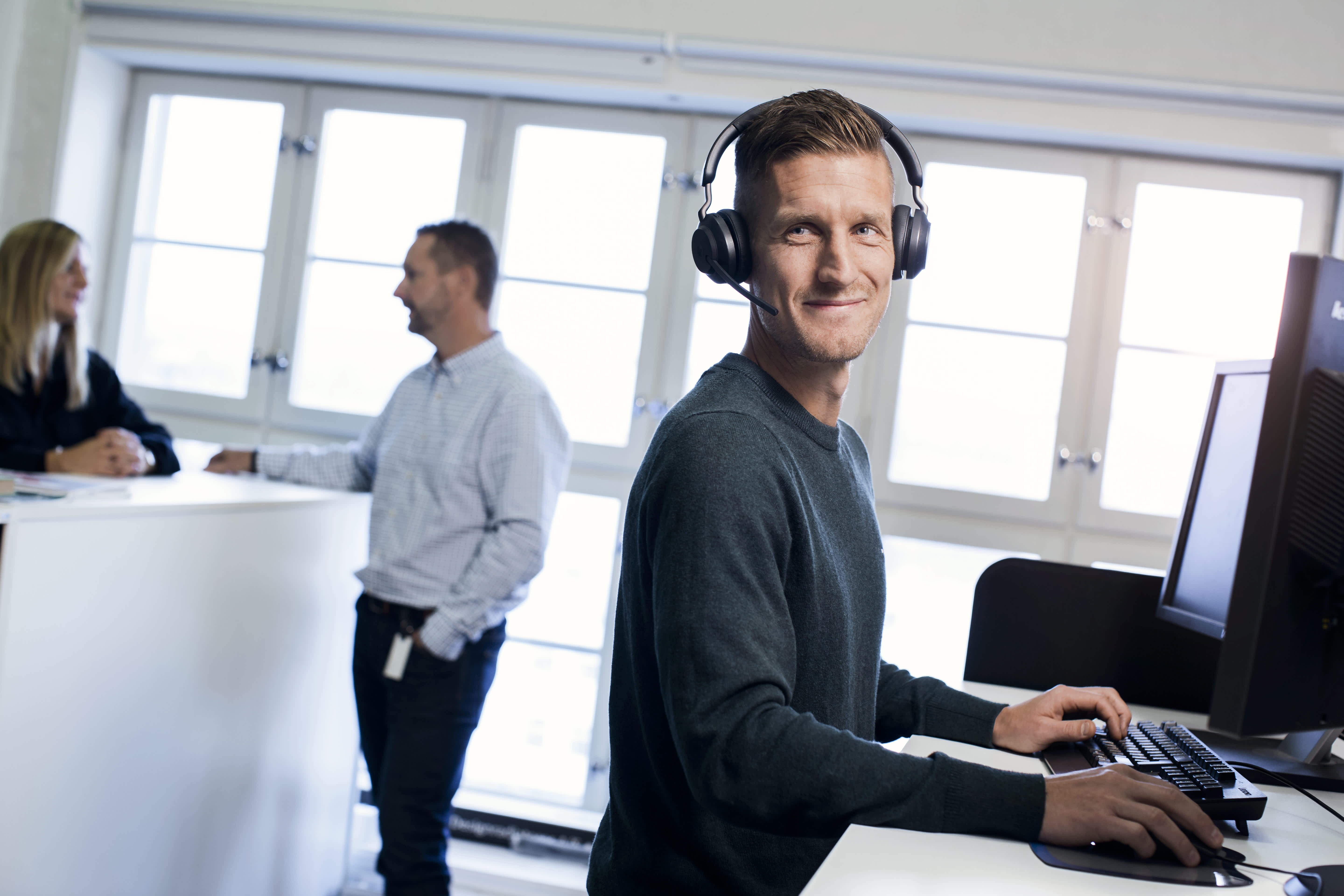 /globalassets/dk/landing-pages/klima_energi/man_in_front_of_computer_with_head-phones_jpg_original---lowres.jpg
