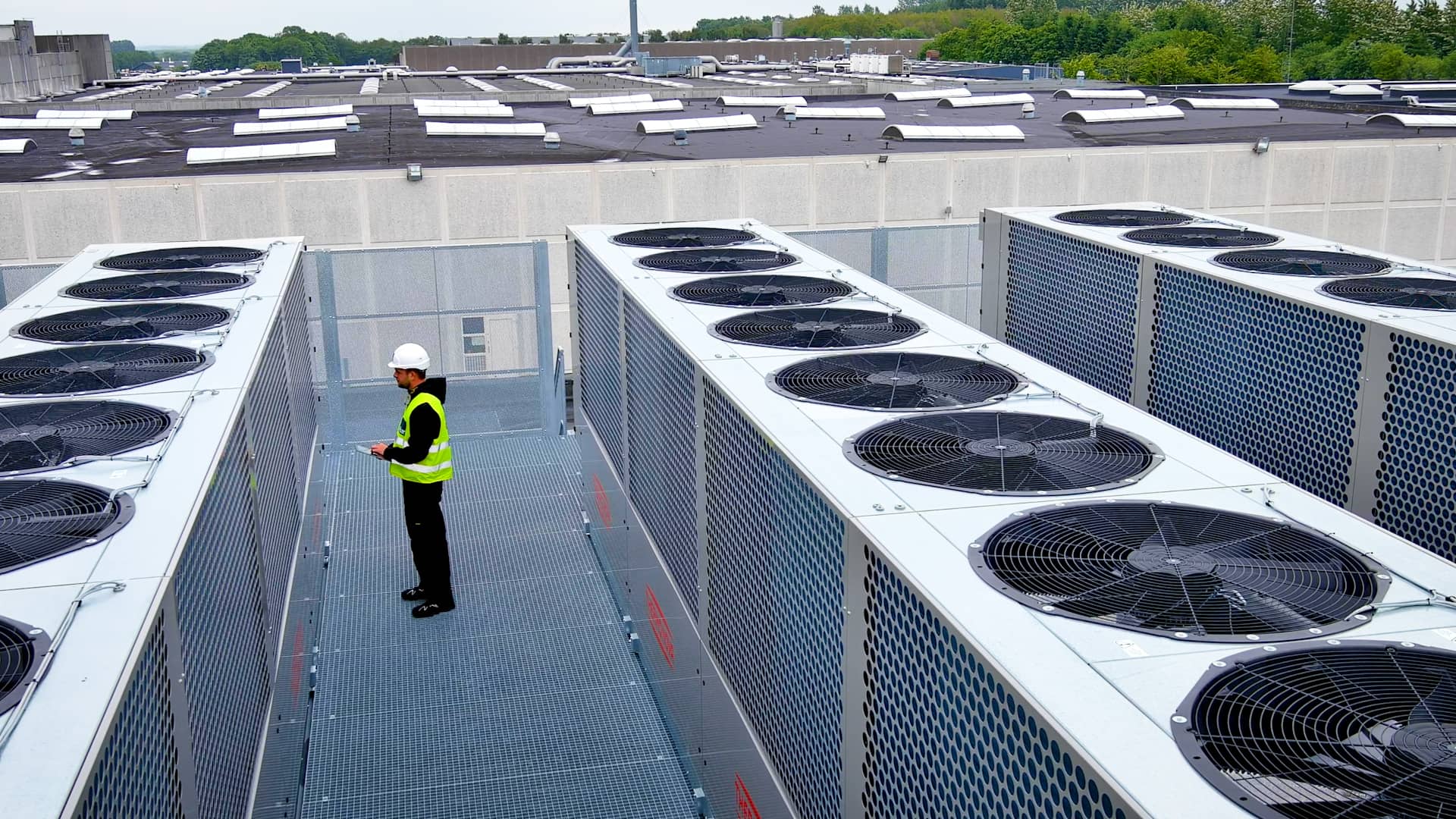 /globalassets/images/800x400/man_with_helmet_looking_at_heat_pumps_on_roof.jpg