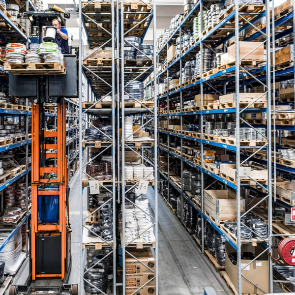 /globalassets/images/800x800/man-in-forklift-collecting-products-fb_post-600x600.jpg