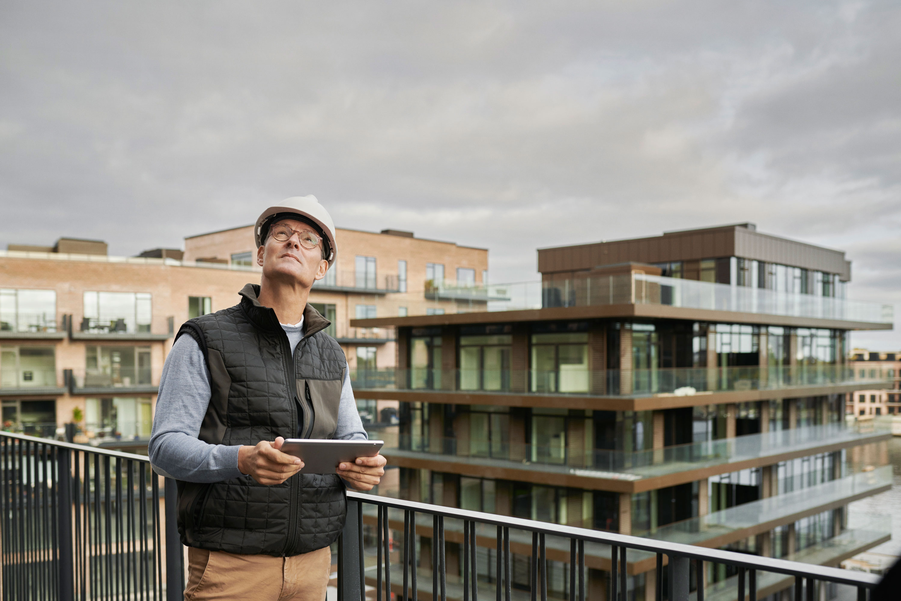/globalassets/images/hero-images/man_tablet_hard_hat_looking_up_3000x2000.jpg