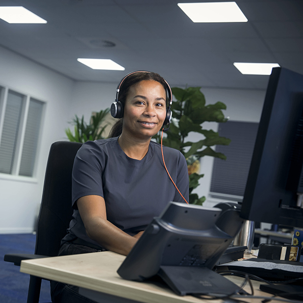 /globalassets/no/industries/employees_woman_sitting_in_front_of_computer-600x600---lowres-1.jpg