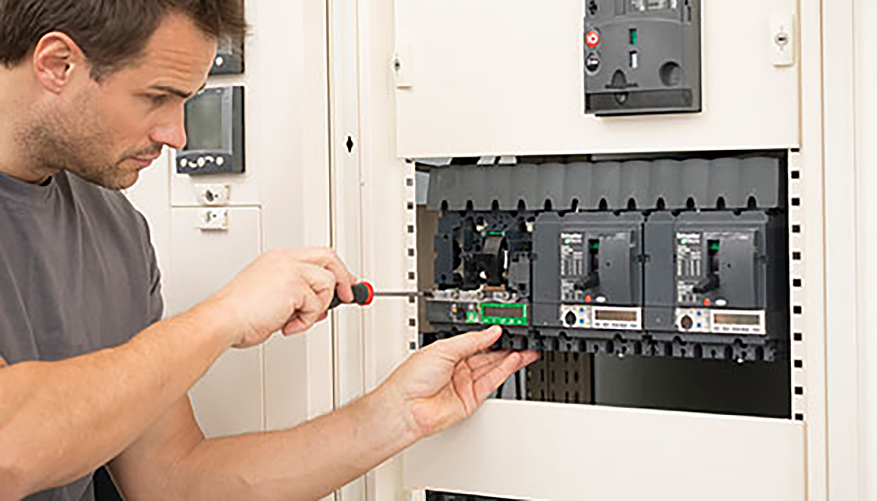 /globalassets/se/din-vardag/industri/automation-page/circuit-breakers-and-switches/se_circuitbreakers_category_2880x1000.jpg