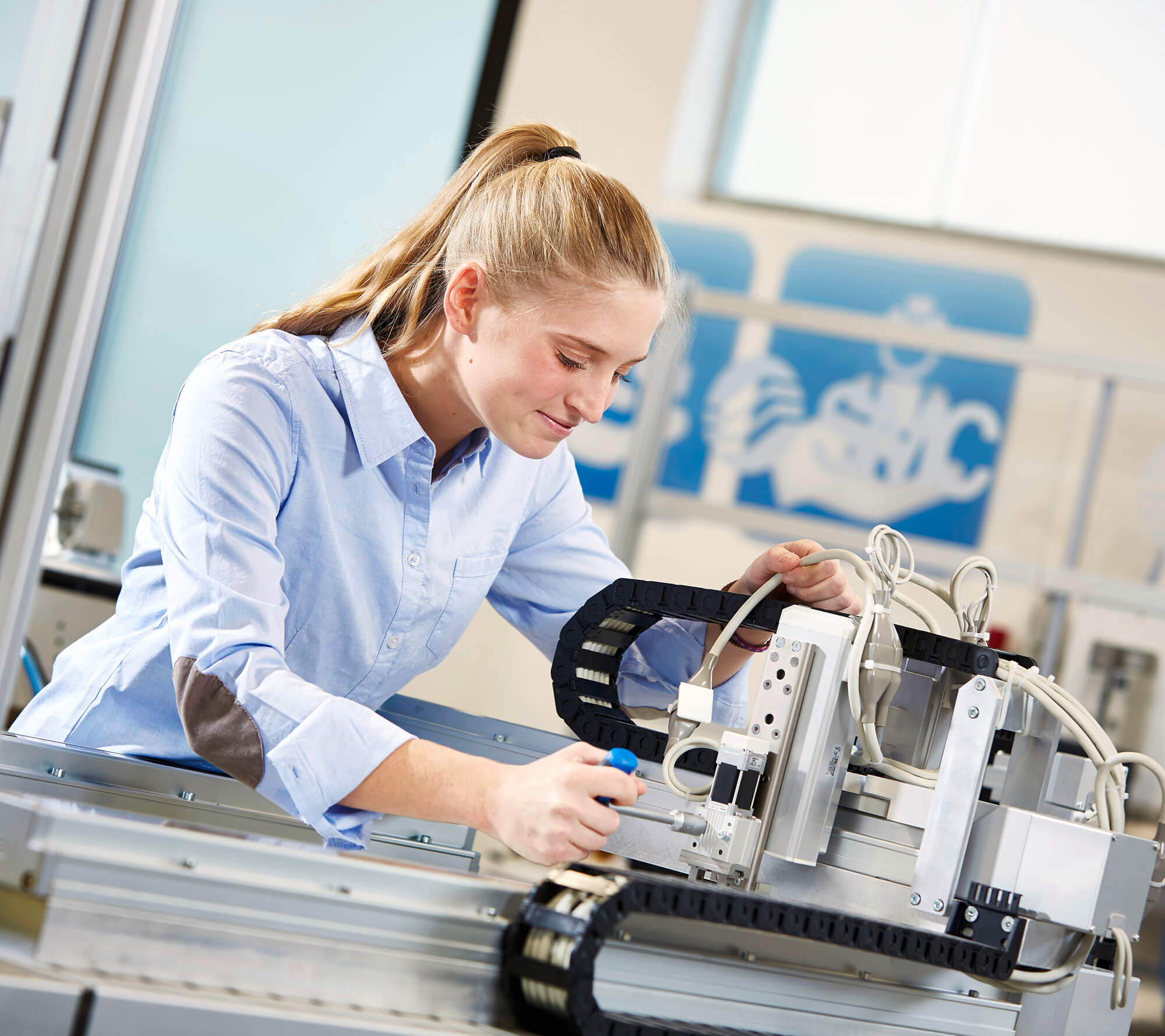 /globalassets/se/din-vardag/industri/pneumatik/pneumatik-anstalld-kvinna-450x400_webb.jpg