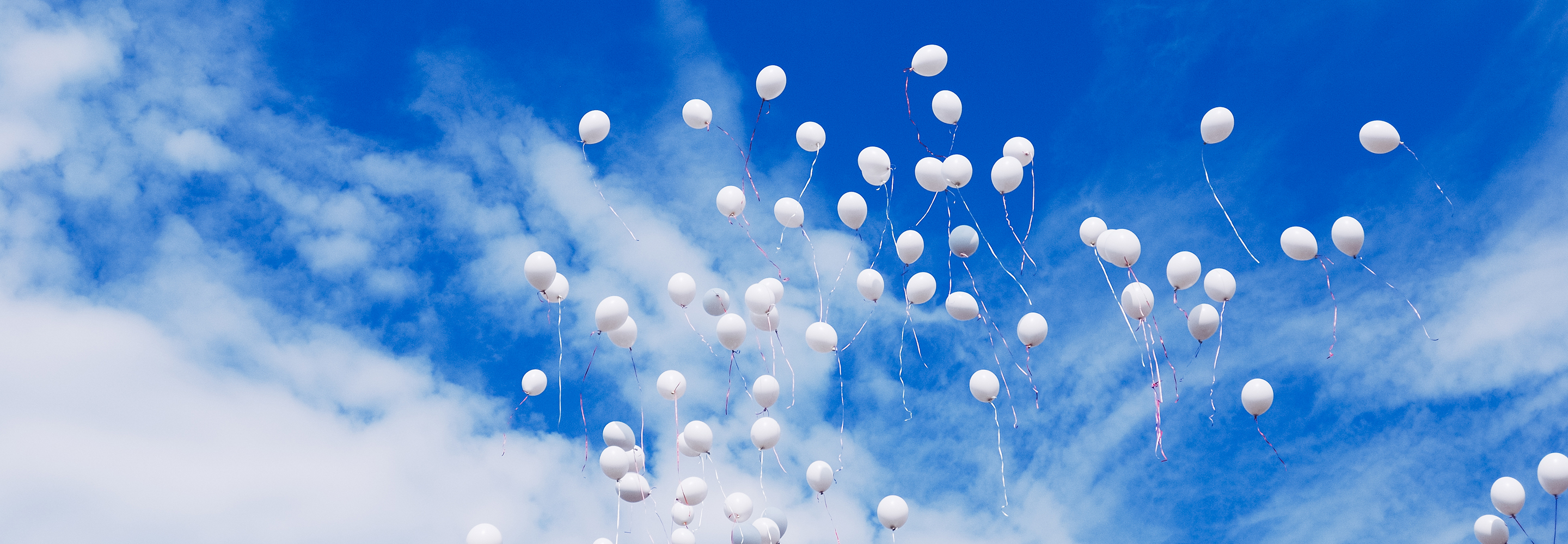 /globalassets/se/solar-magasin/2019-sm1/1/pneumatik/7478615-white-balloons-flying-in-sky-2_2880x1000.jpg