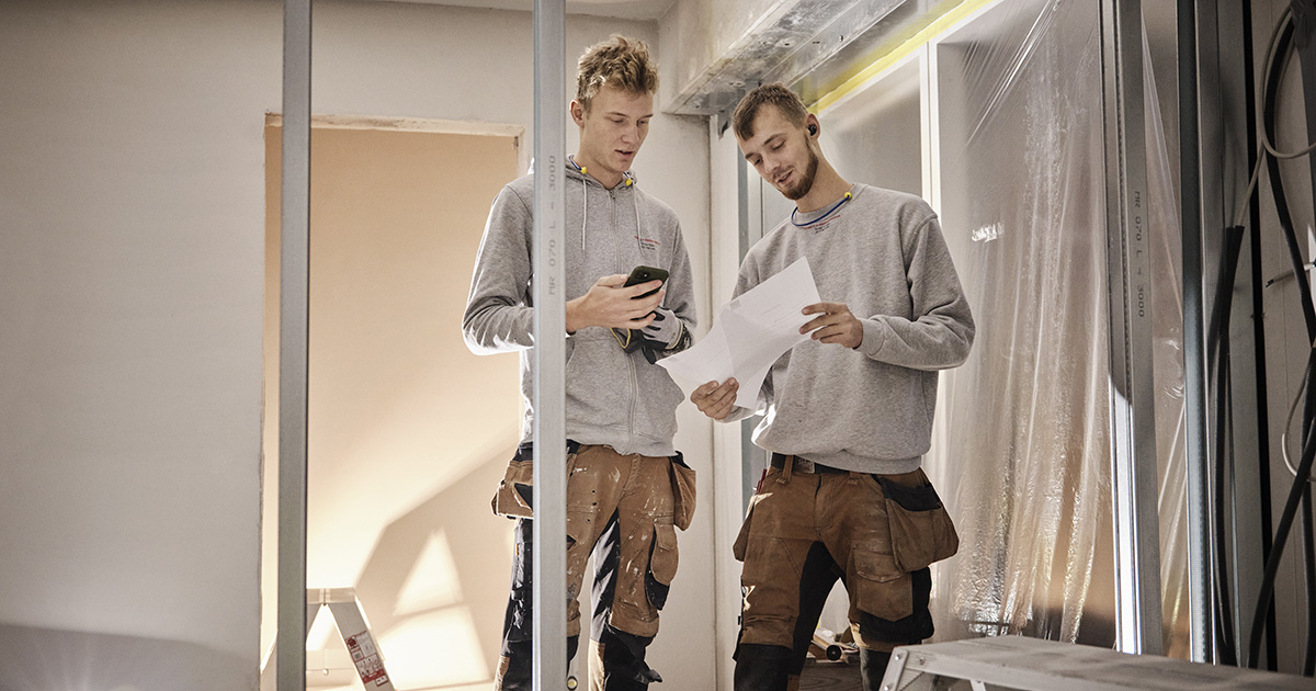 /globalassets/se/solar-magasin/2022-sm2/artikel-02-solars-e-handel/men_working_in_appartment-solar-1200x630.jpg