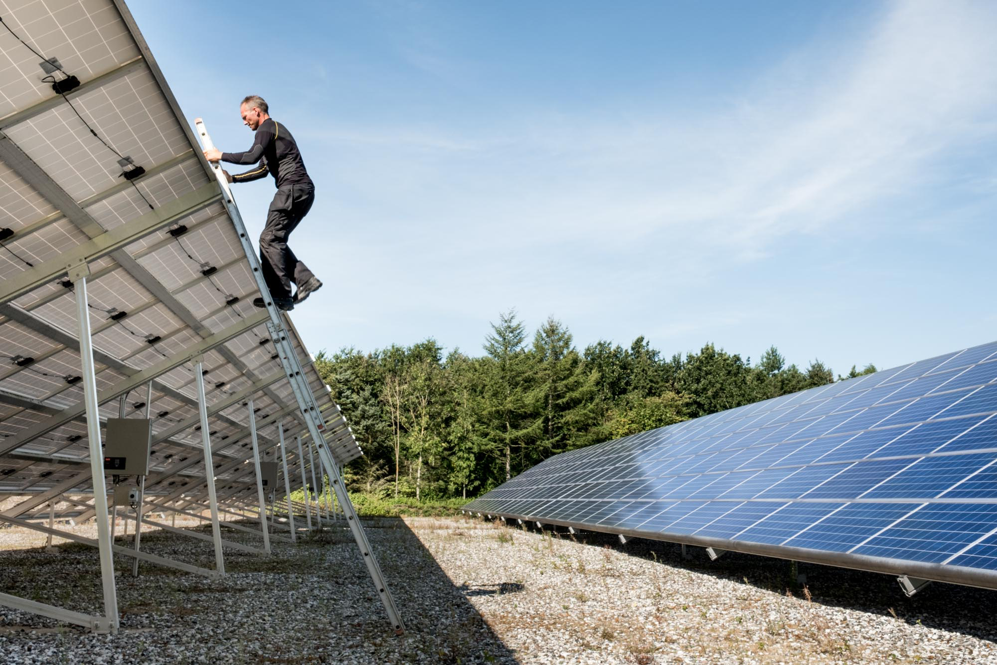 /globalassets/shared/about-solar/solar-panel-man-ladder.jpg