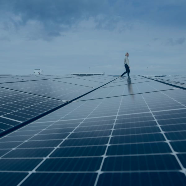/globalassets/shared/business-areas/industry/man-walking-on-roof-with-solar-panels-blue-600x600.jpg