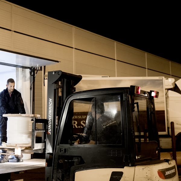 /globalassets/shared/business-areas/industry/men-loading-truck-with-products_fb_post-600x600.jpg