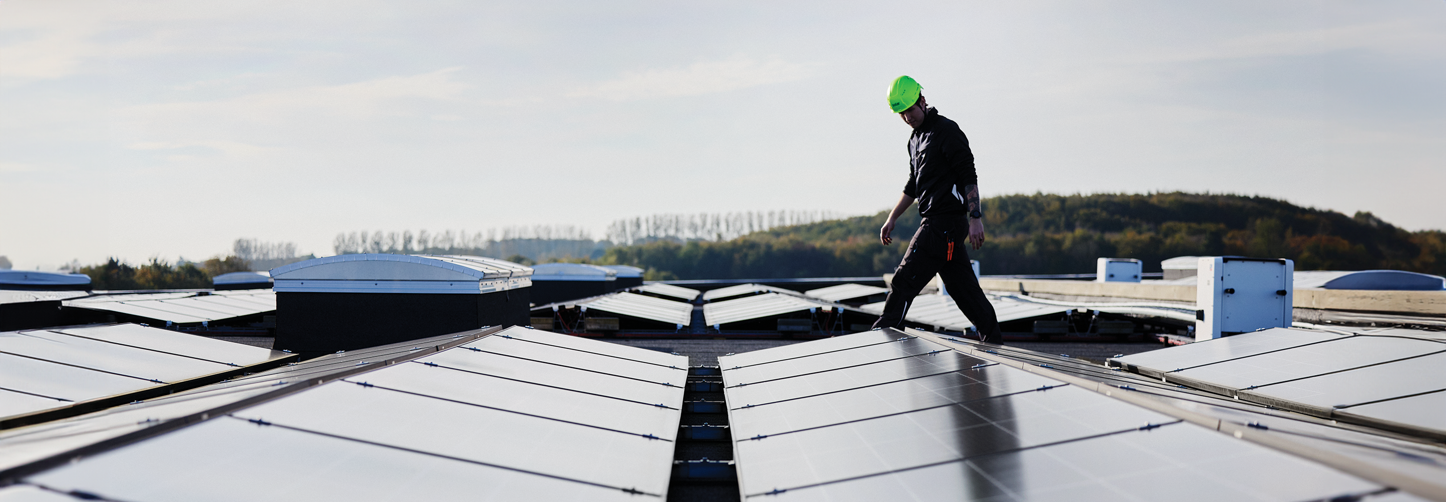 /globalassets/shared/climate-and-energy/solar-panels/solceller-se/man-walking-on-roof-lookign-at-solar-panels-2880x1000-ny.png