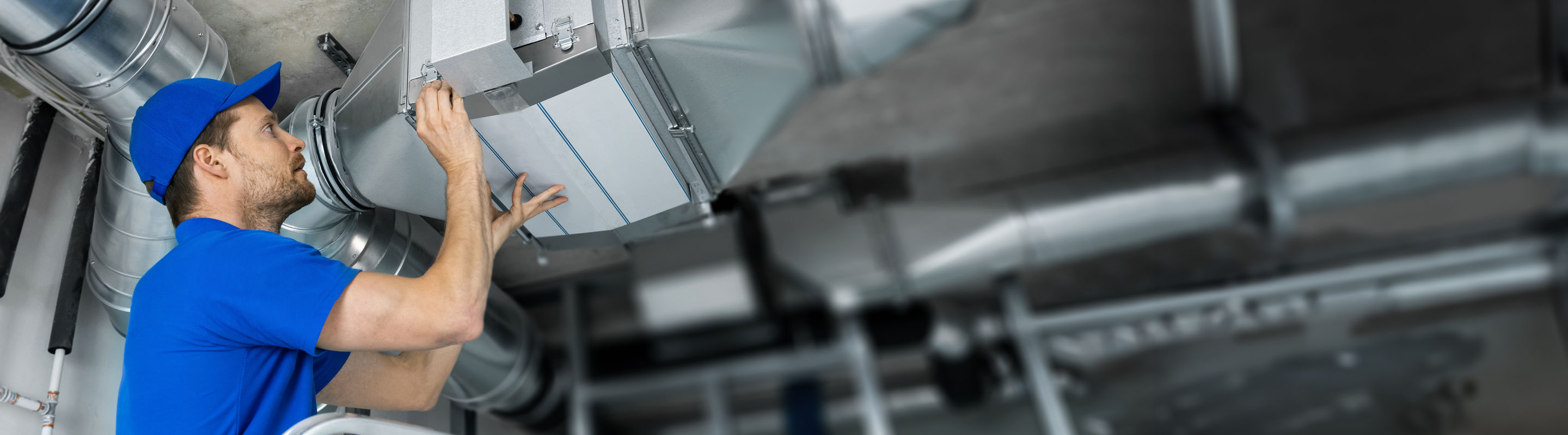 /globalassets/shared/climate-and-energy/ventilation/ventilation_man_installer_2880x800.jpg