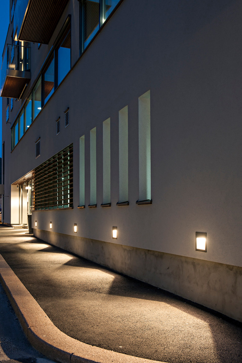Smuk belysning i moderne lejlighedskompleks