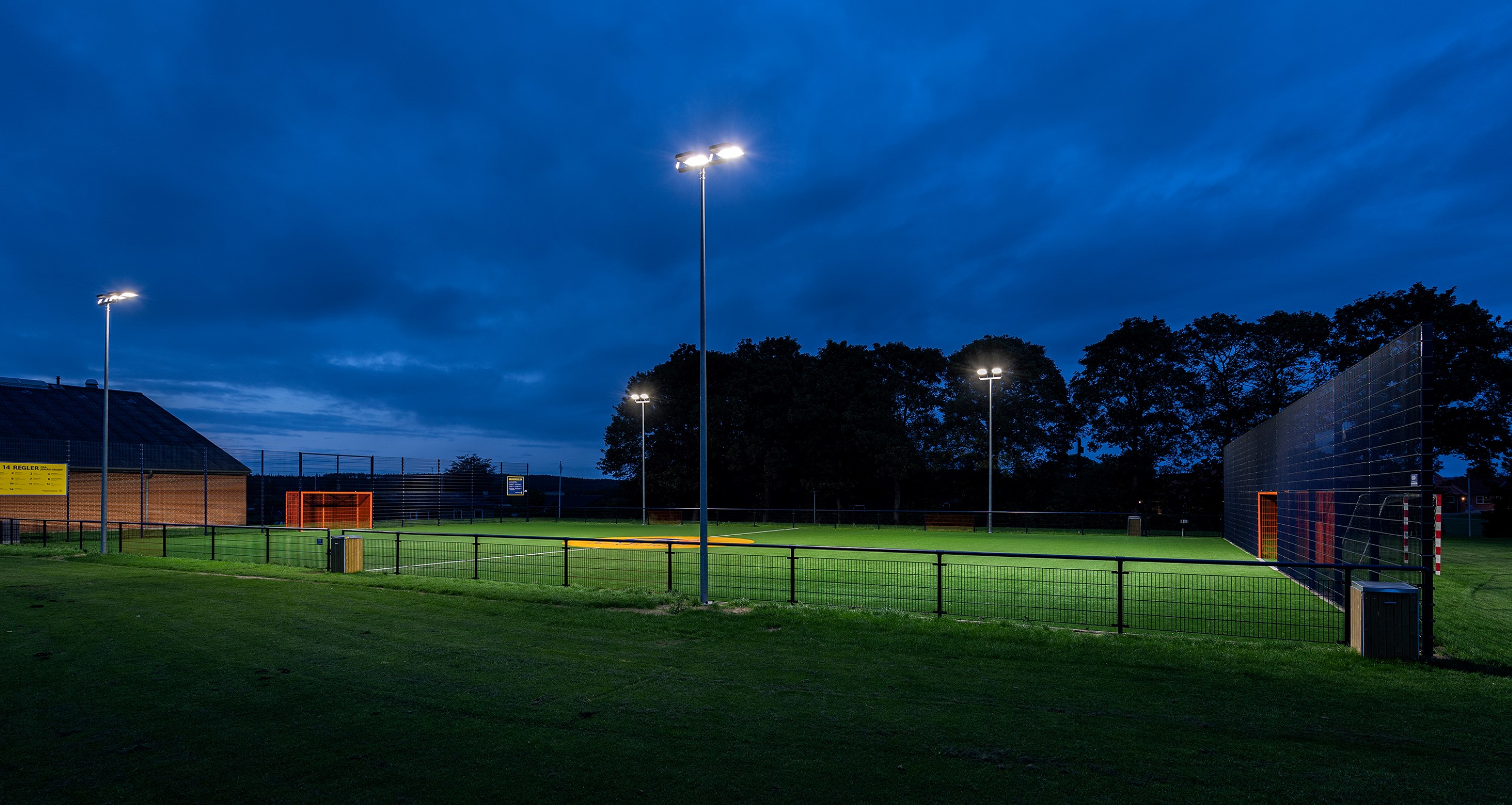 /globalassets/shared/concepts/solar-light/guide-til-godt-lys/sportspladser_cryuff_fodbolddolberg.jpg